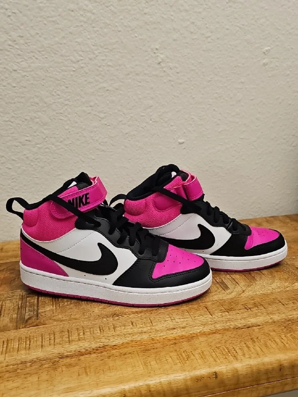 Nike Kids High-Top Sneakers in Black & Hot Pink Sz 5.5y = Womens Sz 7